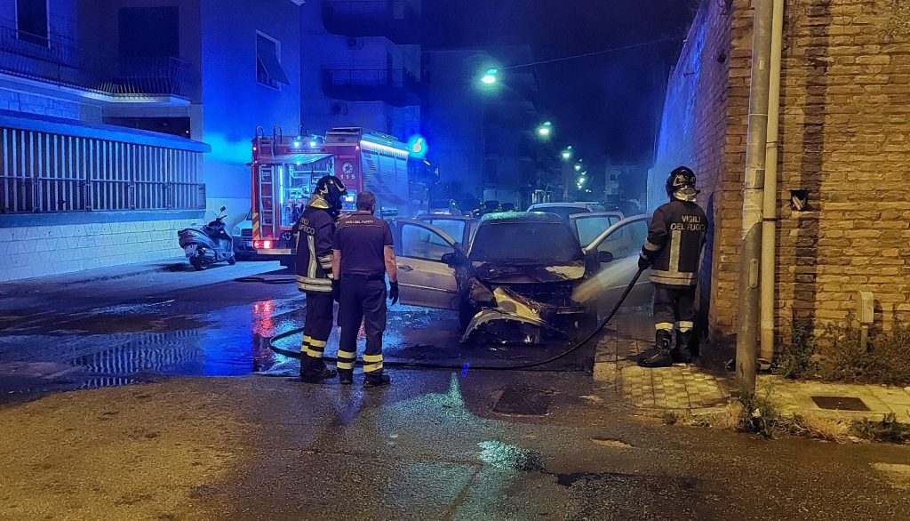 Auto in fiamme Reggio Calabria