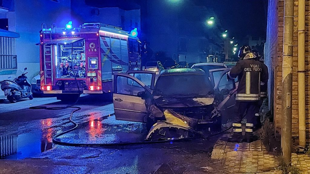 Auto in fiamme Reggio Calabria