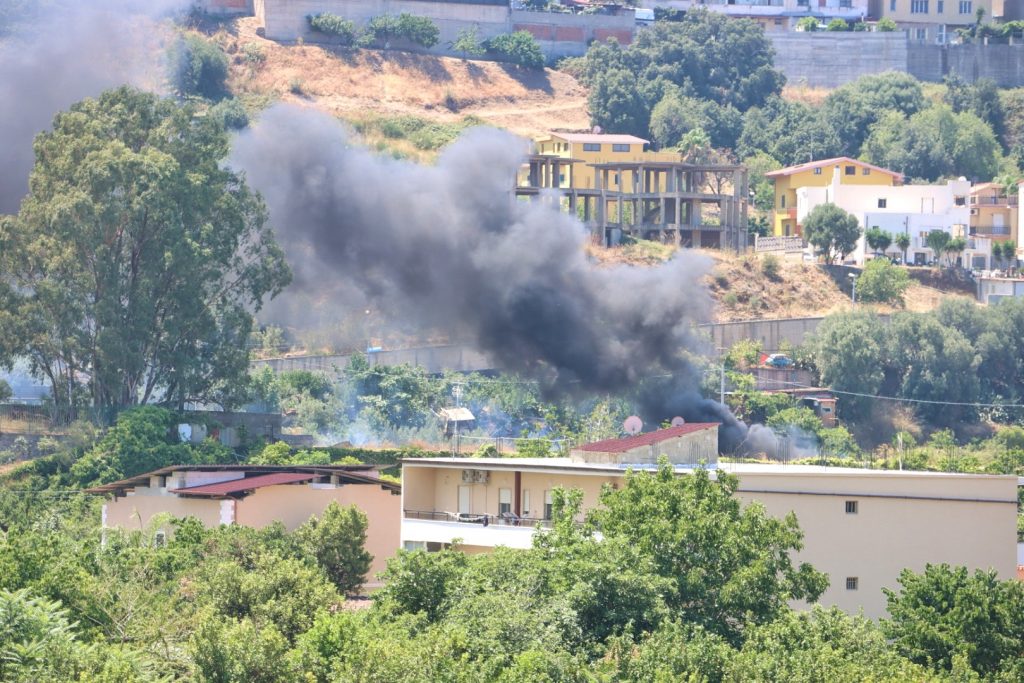 Incendio vicino palazzo amministrazione provinciale, calopinace