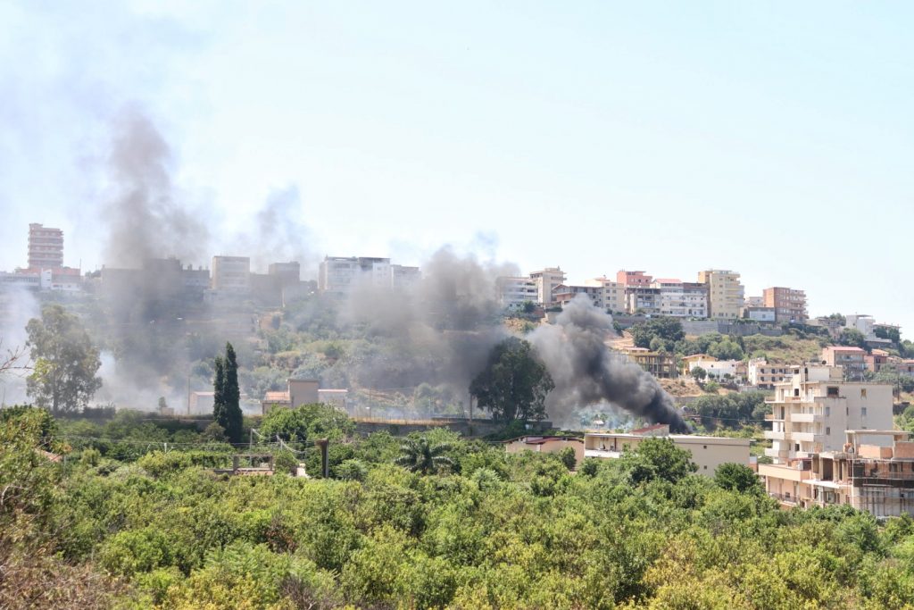 Incendio vicino palazzo amministrazione provinciale, calopinace