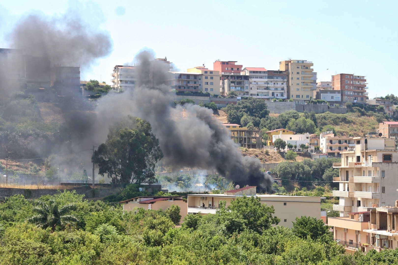 Incendio vicino palazzo amministrazione provinciale, calopinace