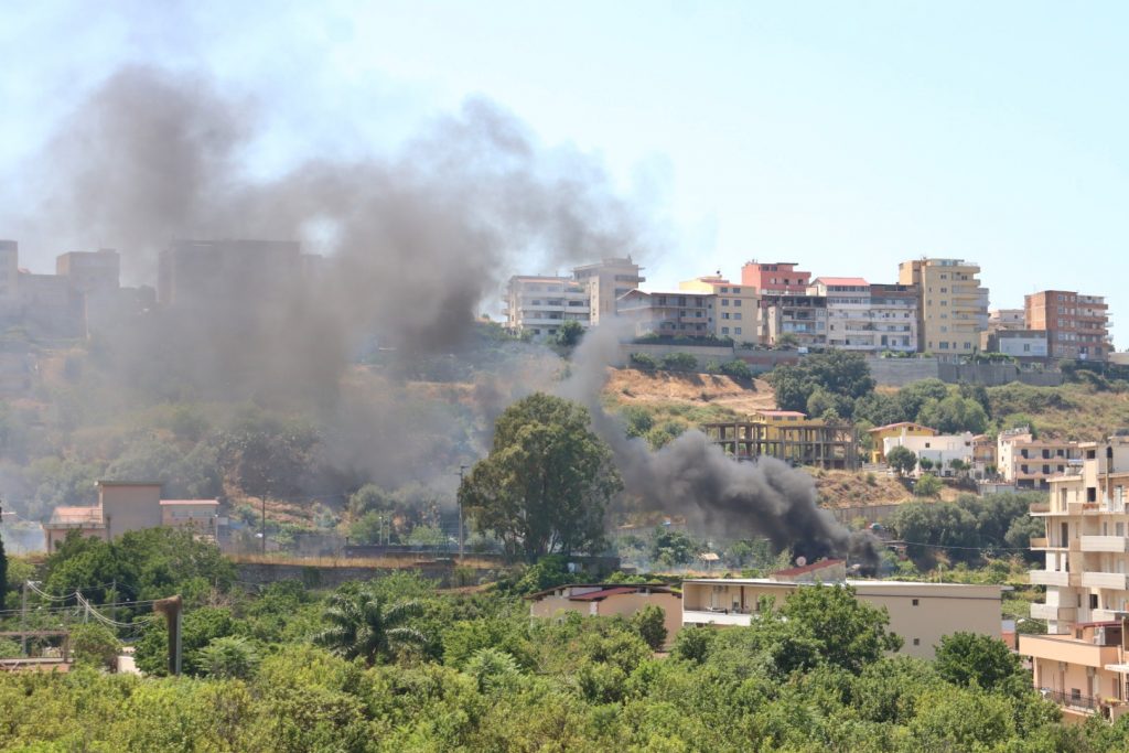 Incendio vicino palazzo amministrazione provinciale, calopinace