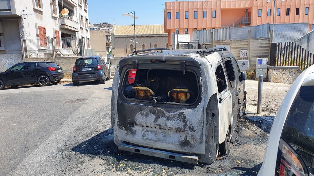 auto incendiata