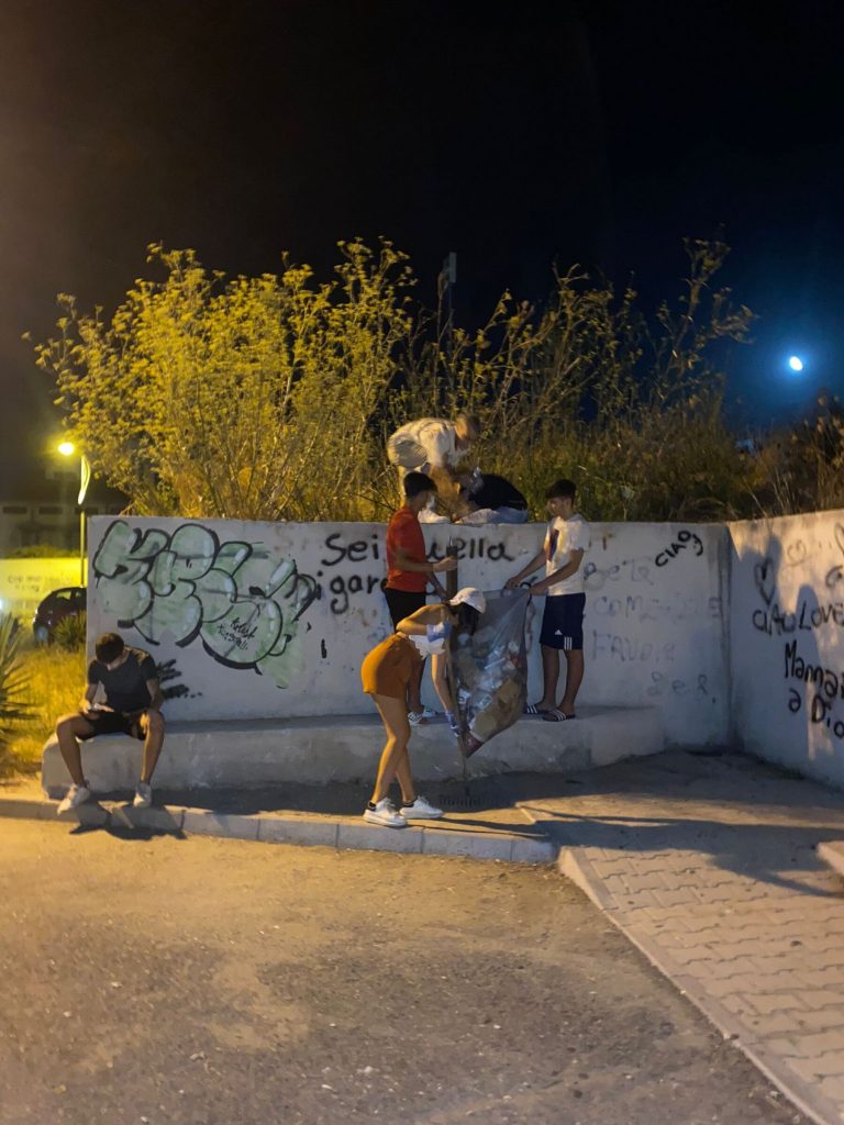 Giovani puliscono il sottopasso della stazione di Pellaro