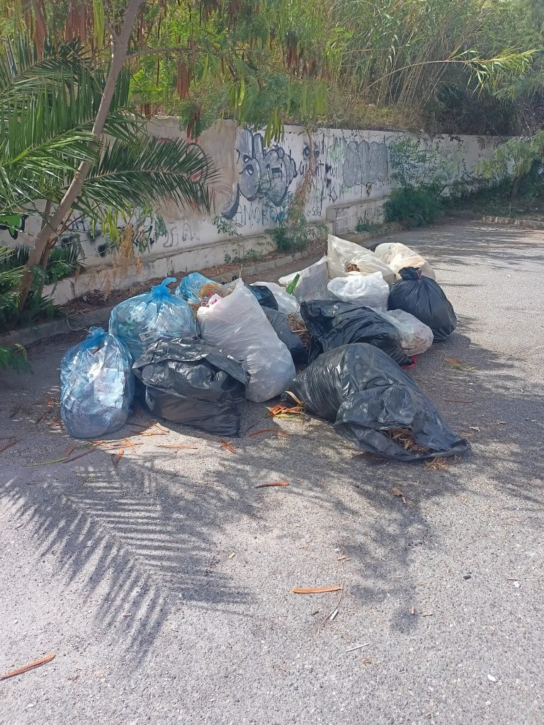 Giovani puliscono il sottopasso della stazione di Pellaro