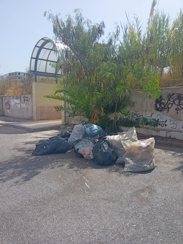 Giovani puliscono il sottopasso della stazione di Pellaro