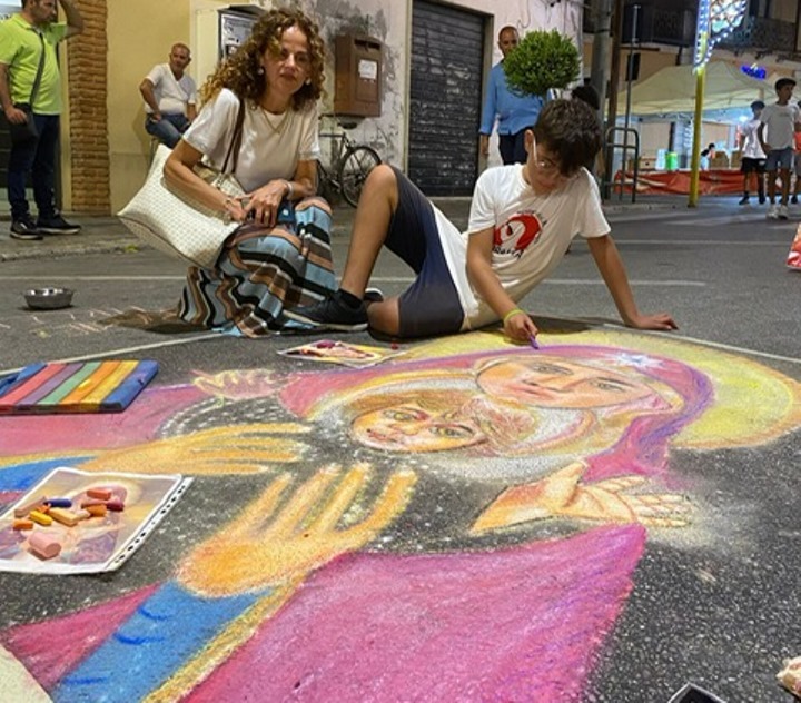 l'Assessore Angela Crea con Giorgio Cannizzo, madonnaro di 11 anni