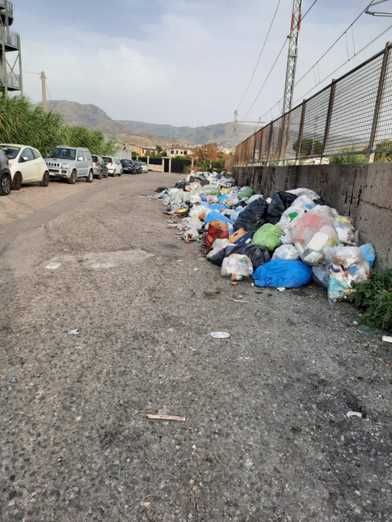 Reggio Calabria spazzatura strada spiaggia aeroporto