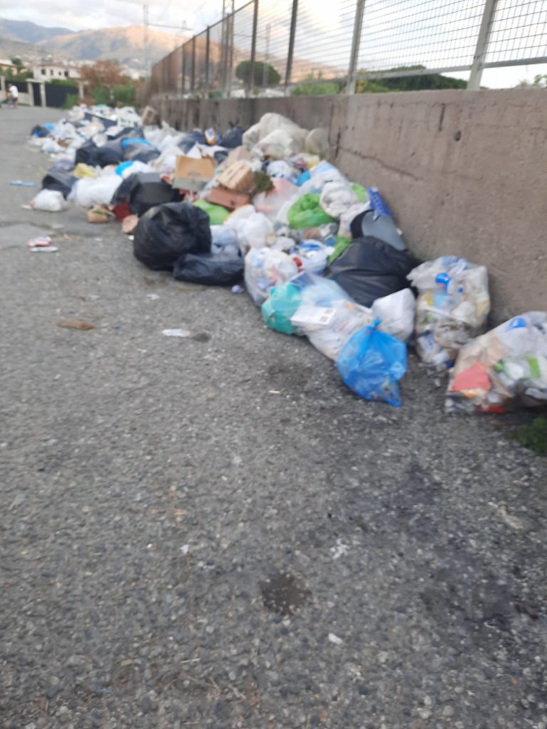 Reggio Calabria spazzatura strada spiaggia aeroporto