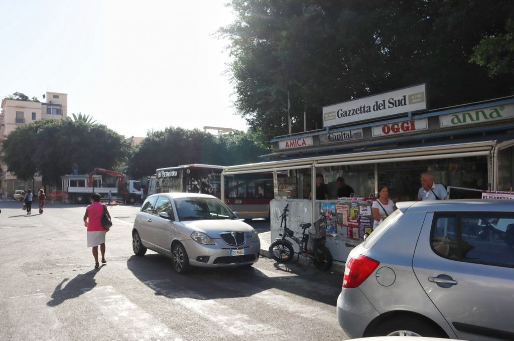 montaggio nuova edicola piazza Garibaldi