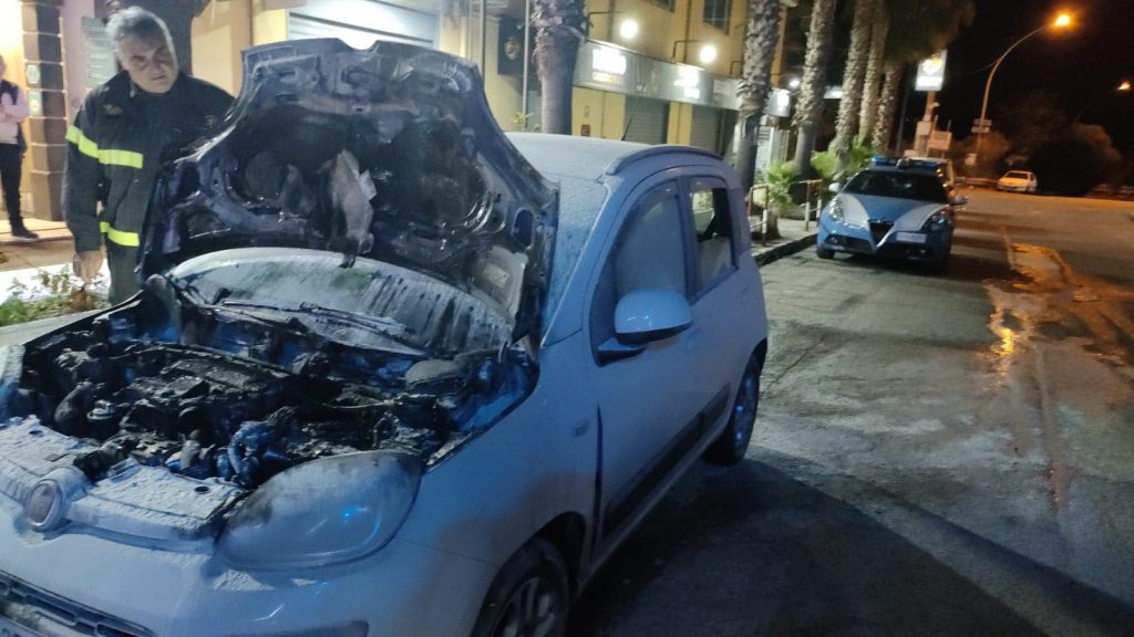 Auto fiamme reggio calabria