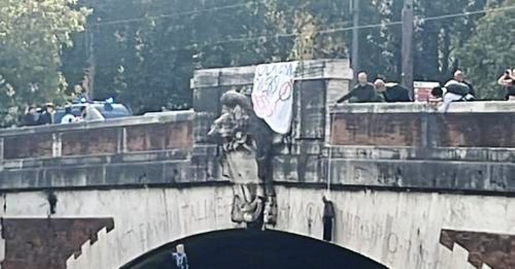 Manichini impiccati La Russa e Fontana Roma