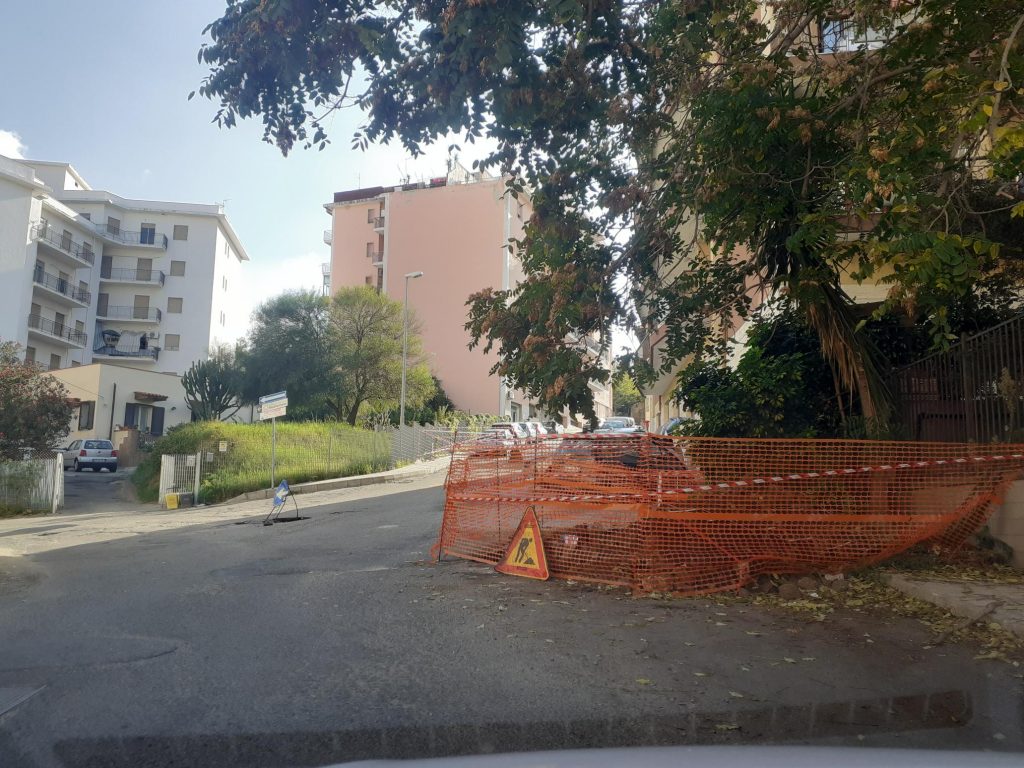 Strada disastrata nei pressi di Architettura Reggio Calabria (2)