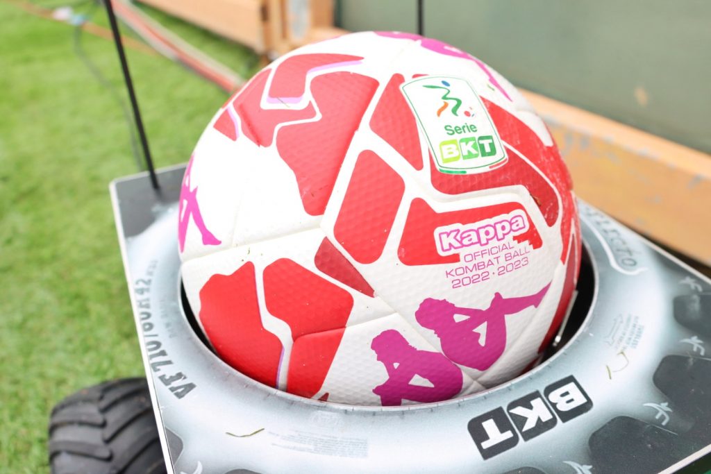 Reggina-Benevento pallone rosso contro la violenza sulle donne