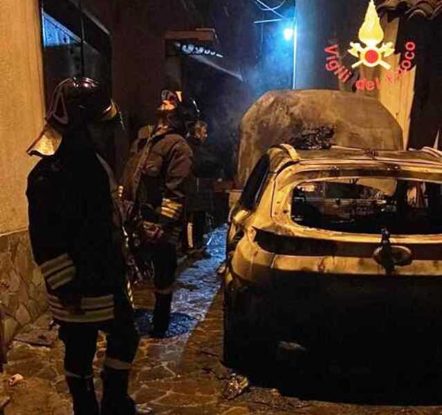 auto in fiamme notte