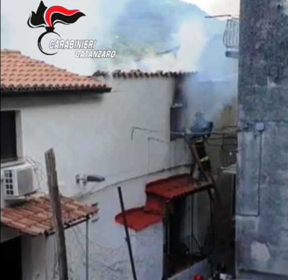 carabinieri catanzaro incendio appartamento