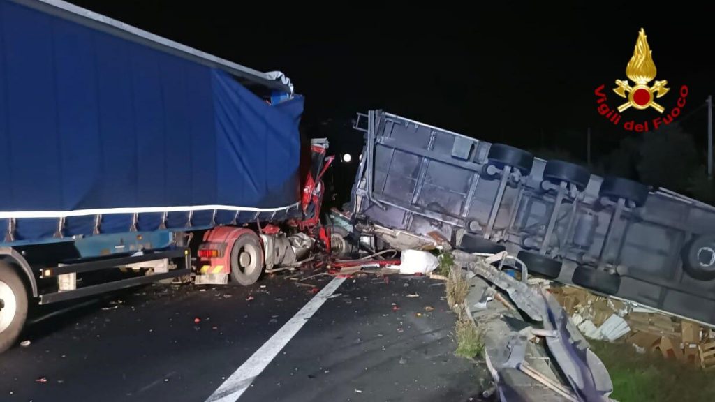 messina incendio autostrada notte