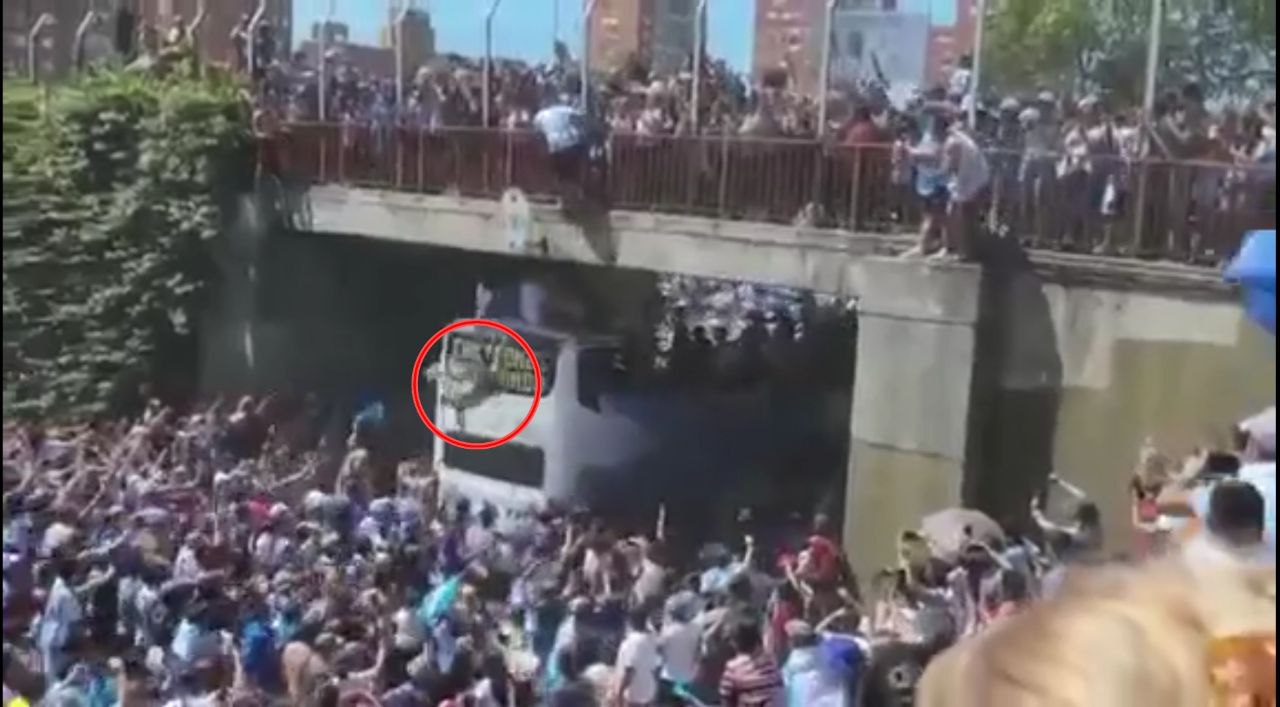 Festa Argentina tifosi cadono da un ponte