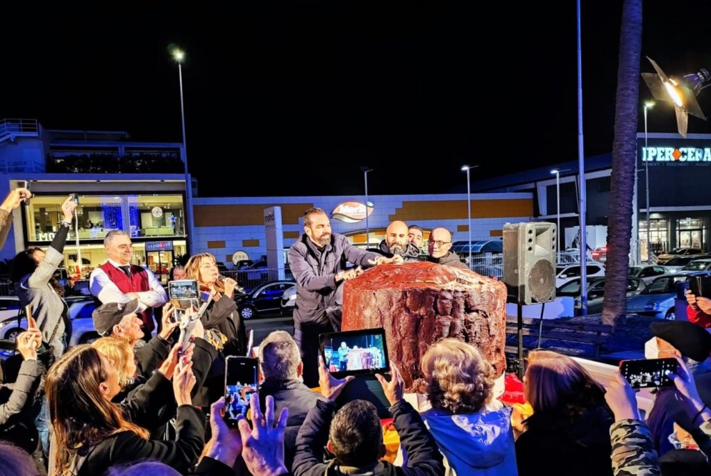 Il sindaco di Messina Federico Basile mentre taglia il panettone da guinness al Centro Commerciale Tremestieri