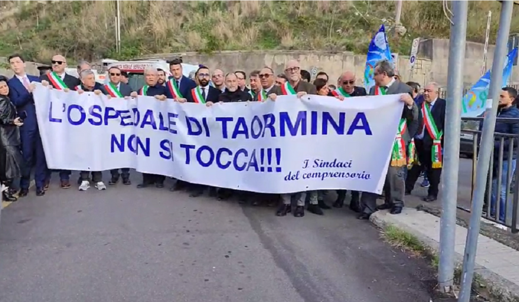 Ospedale Taormina- sindaci protesta