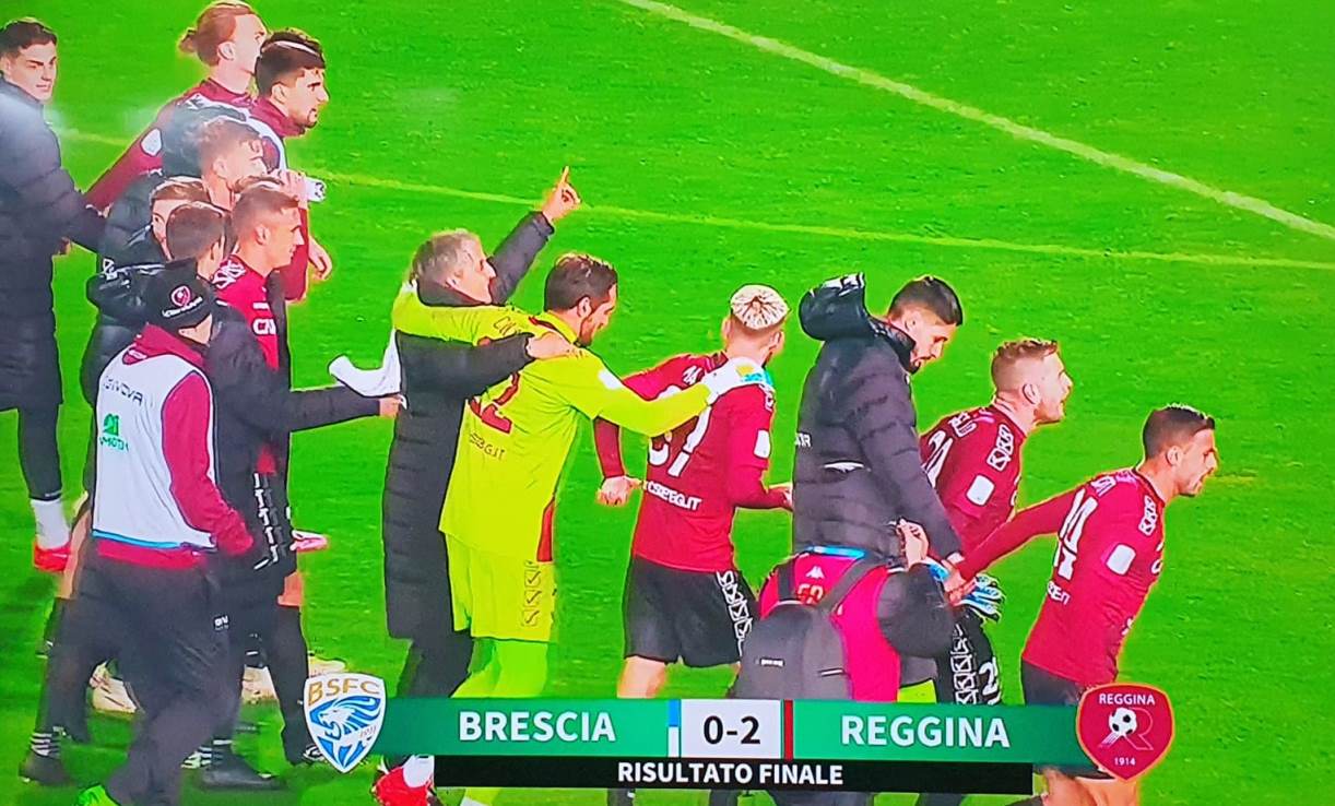 Reggina esulta a Brescia dopo la vittoria