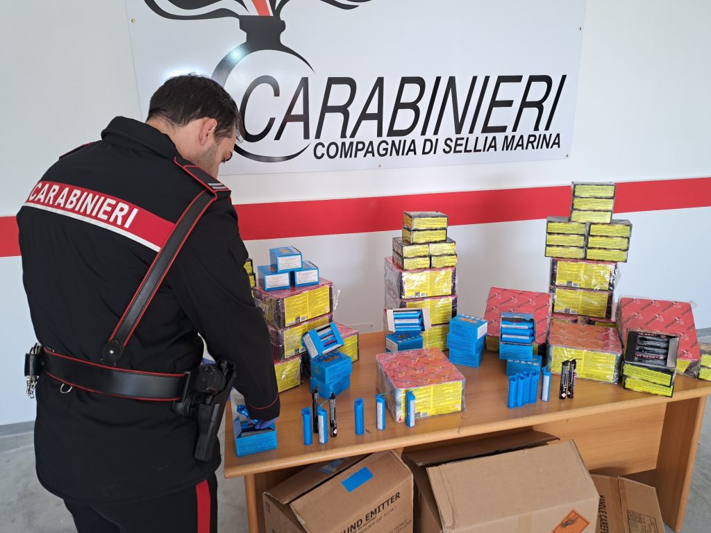 carabinieri sellia marina sequestro materiale pirotecnico