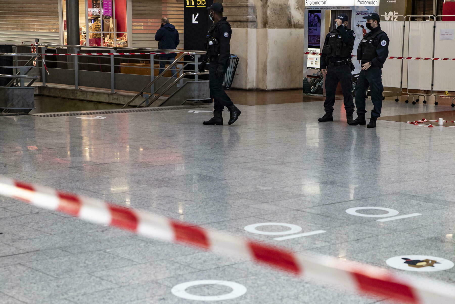 6 persone accoltellate a Parigi