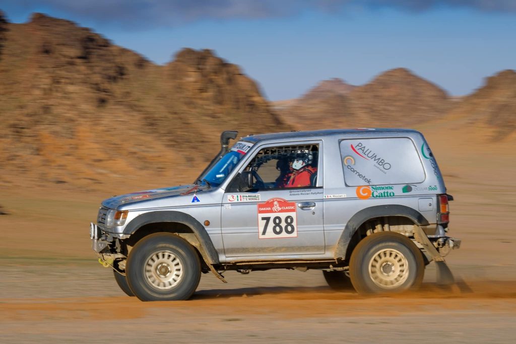 La Mitsubishi Pajero V 20 di Antonio Ricciari alla Dakar 2023