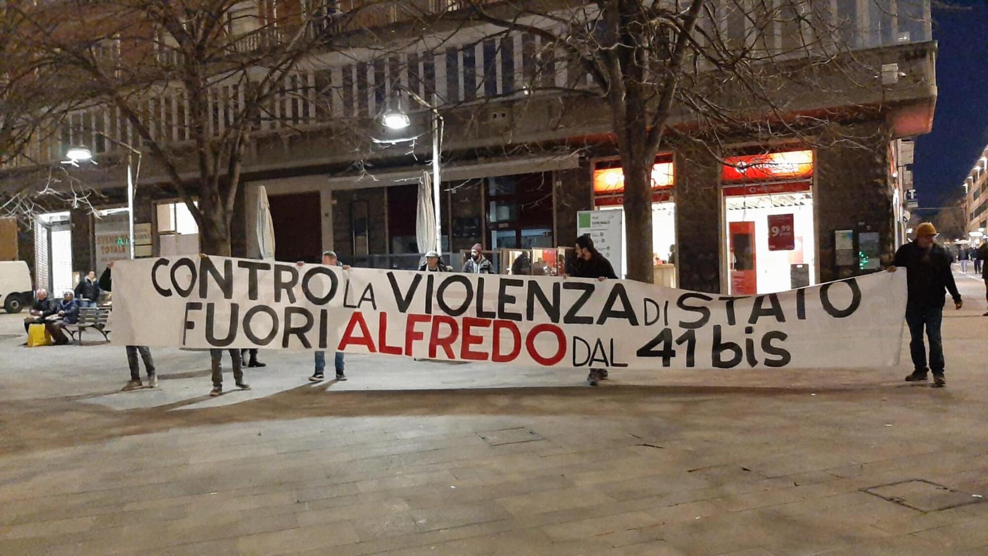 Alfredo Cospito striscione anarchici