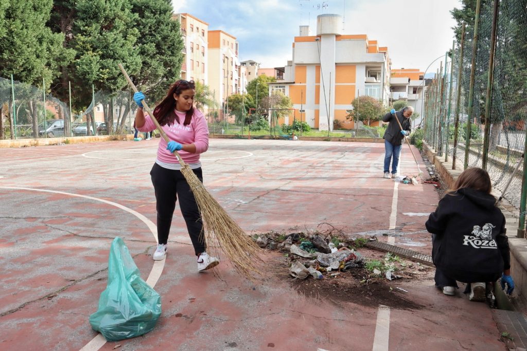 Angela Robusti Inzaghi e gli studenti reggini puliscono Via Marina e Rione Marconi