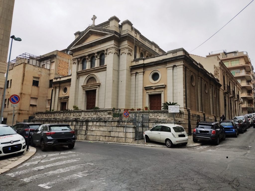 Bus bloccati da auto parcheggiate male a Reggio Calabria