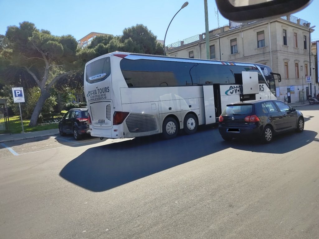 Bus bloccati da auto parcheggiate male a Reggio Calabria