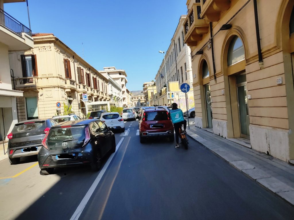 Bus bloccati da auto parcheggiate male a Reggio Calabria