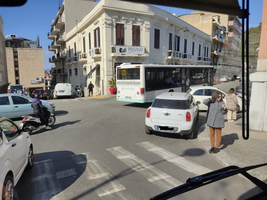 Bus bloccati da auto parcheggiate male a Reggio Calabria