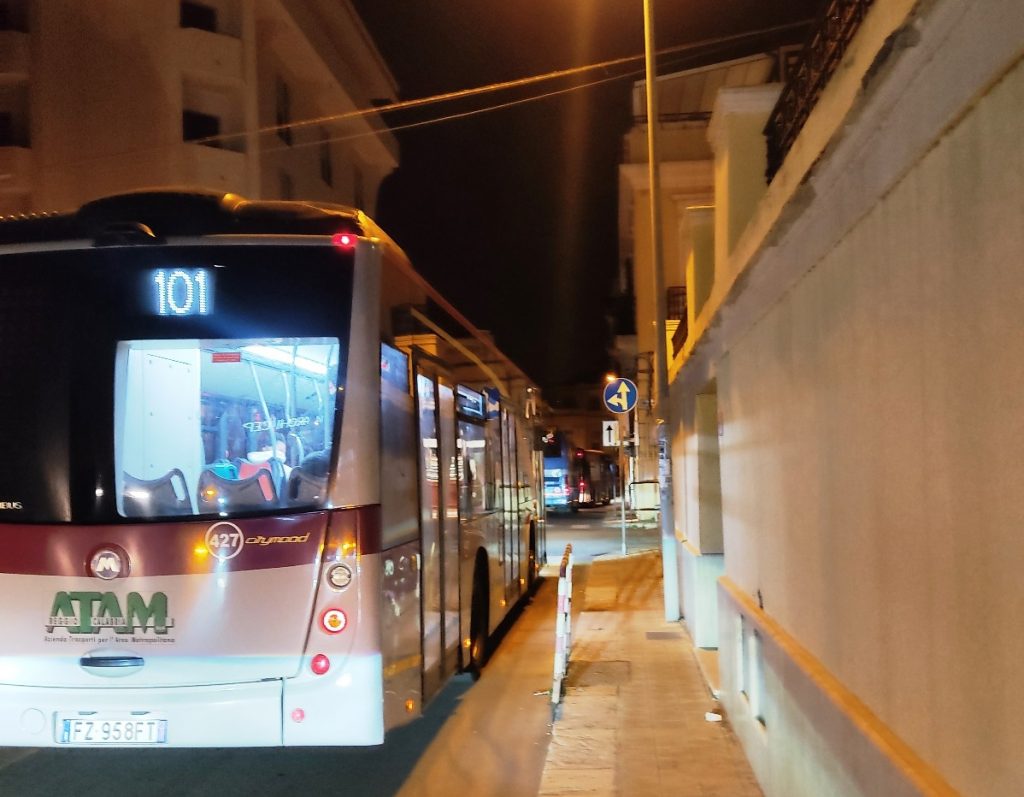 Bus bloccati da auto parcheggiate male a Reggio Calabria