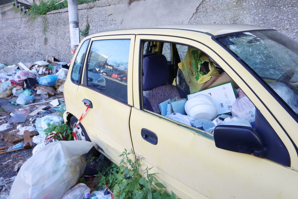 Macchina abbandonata e spazzatura in via Trieste