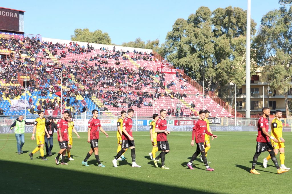 Reggina-Pisa ingresso in campo