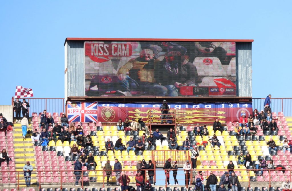 Reggina-Pisa kiss cam curva nord tifosi granillo