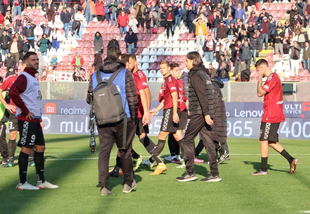 Reggina-Pisa contestazione giocatori tristi sotto la Curva Inzaghi sconsolato