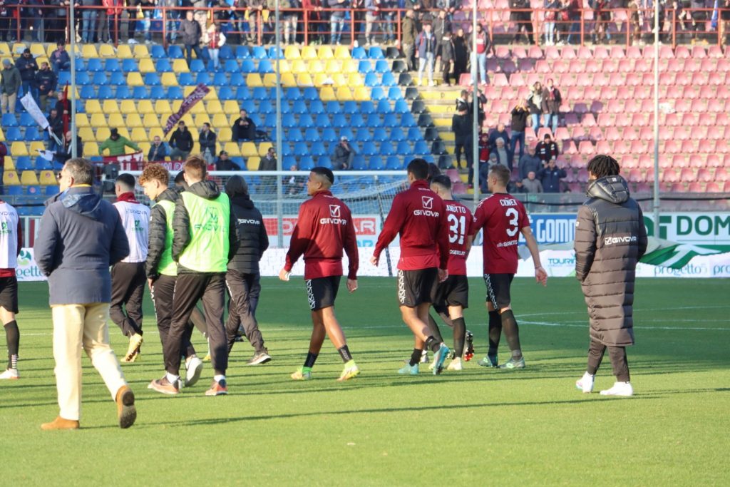 Reggina-Pisa contestazione giocatori tristi sotto la Curva