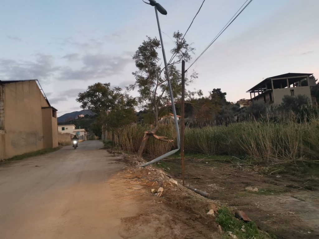 Ripulita strada dopo caduta muro a Bovetto, Reggio Calabria