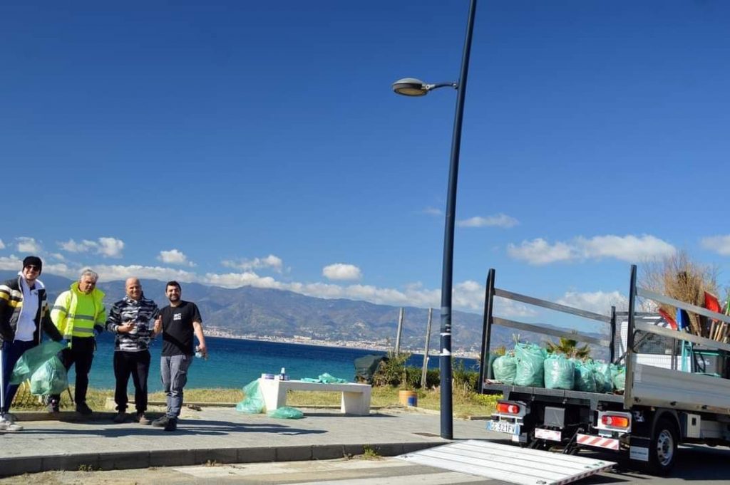 Volontari pulizia spiaggia Gallico Marina