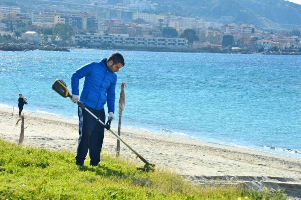 Volontari pulizia spiaggia Gallico Marina