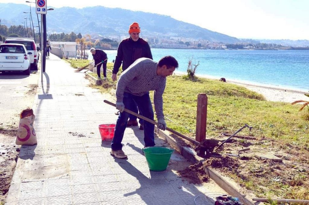 Volontari pulizia spiaggia Gallico Marina