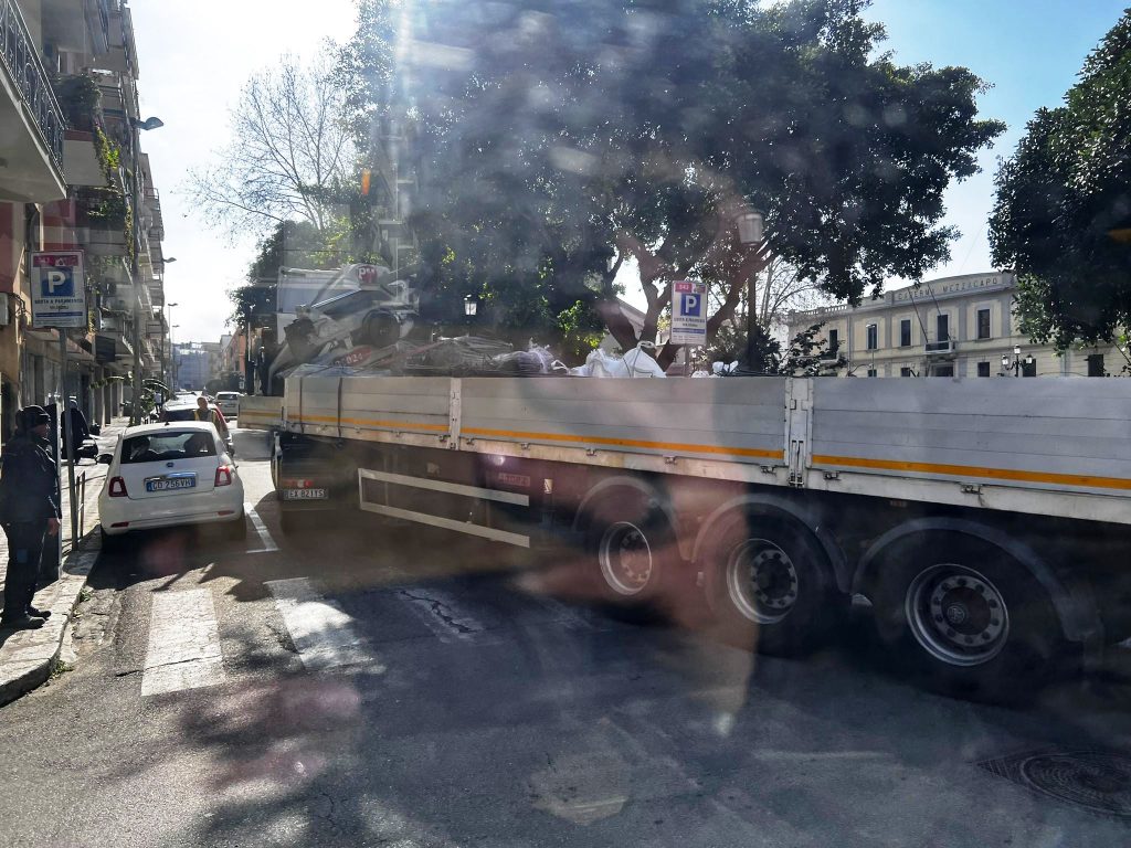 camion bloccato via san francesco