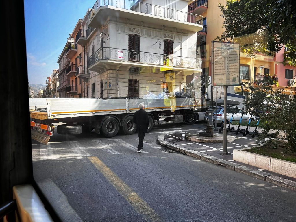 camion bloccato via san francesco