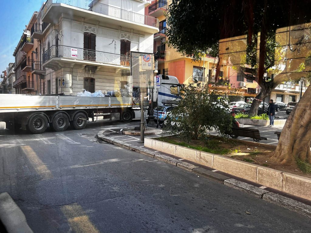 camion bloccato via san francesco