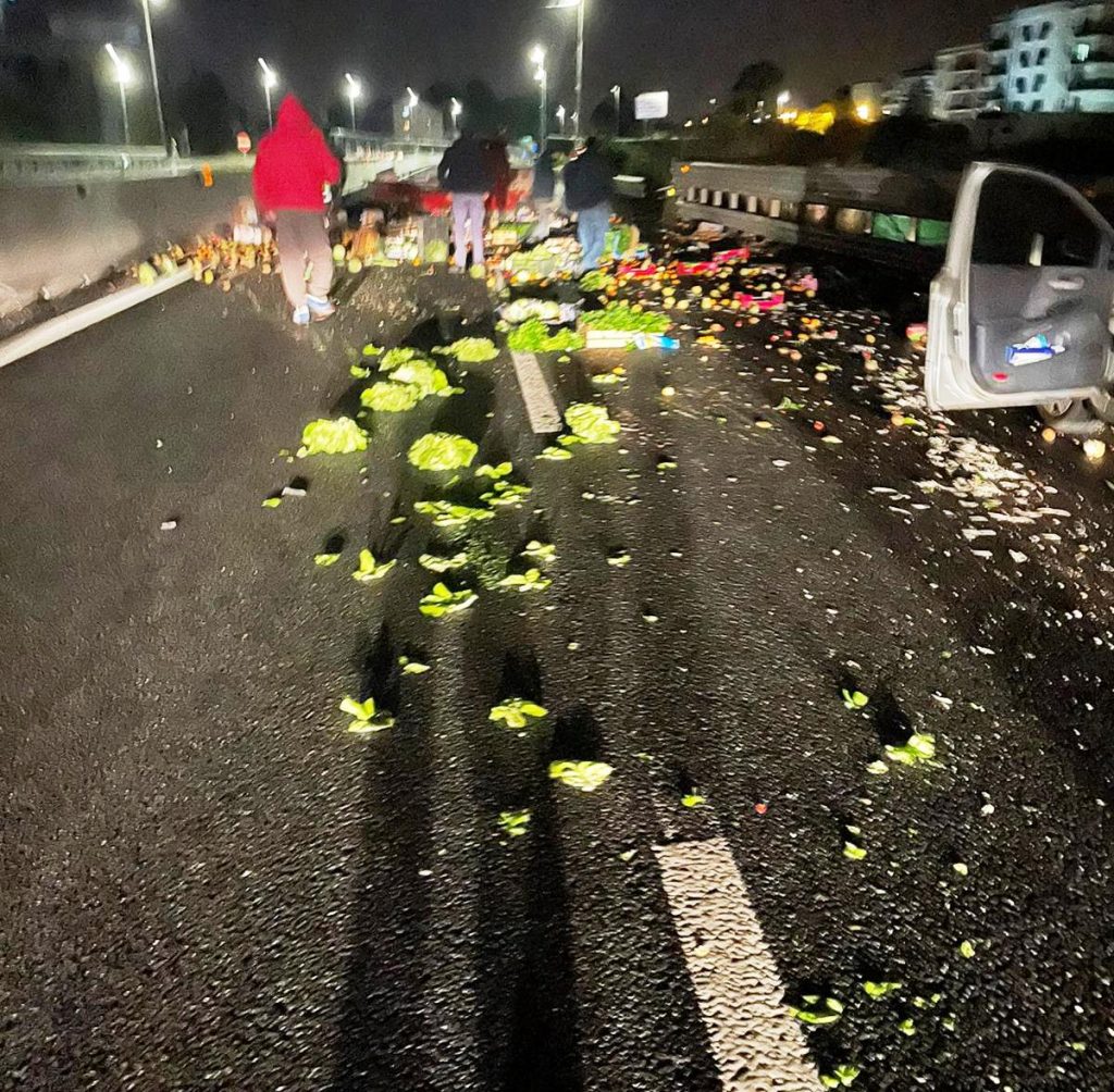 incidente modena verdure sull'asfalto