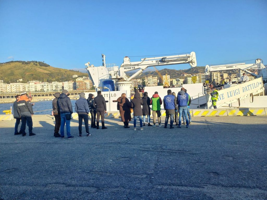 migranti porto reggio calabria