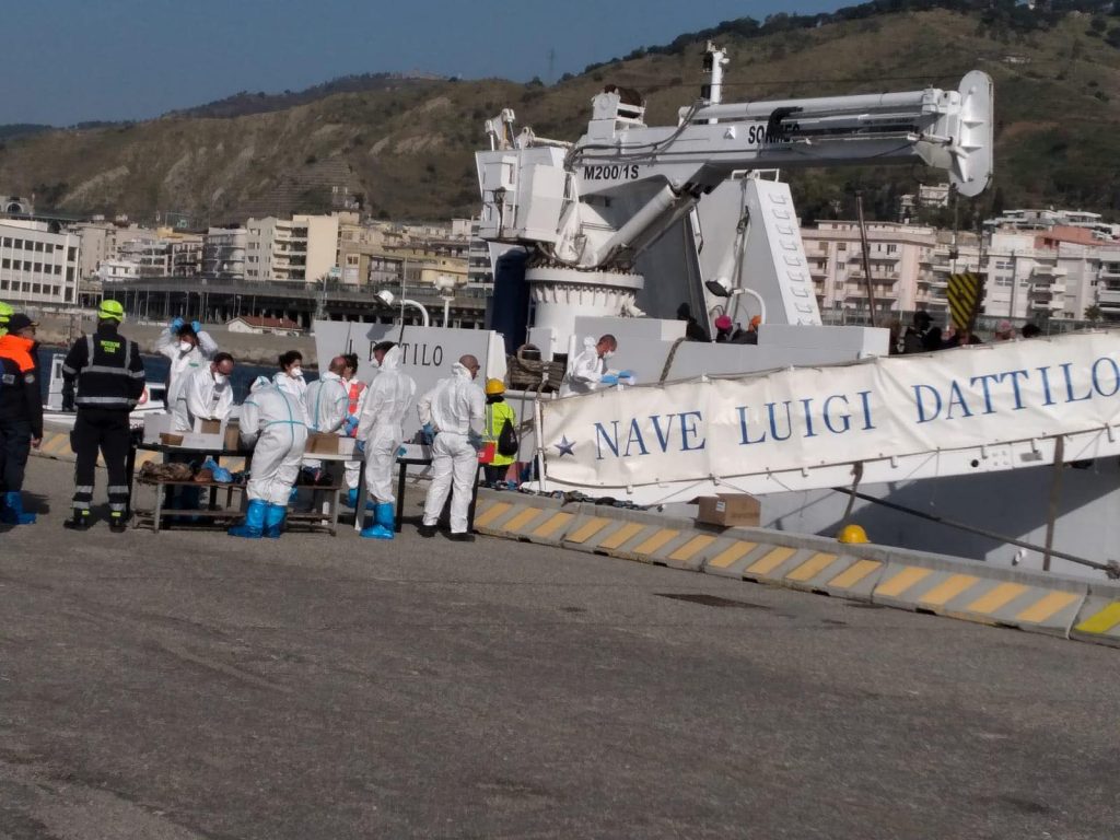 migranti reggio calabria nave dattilo